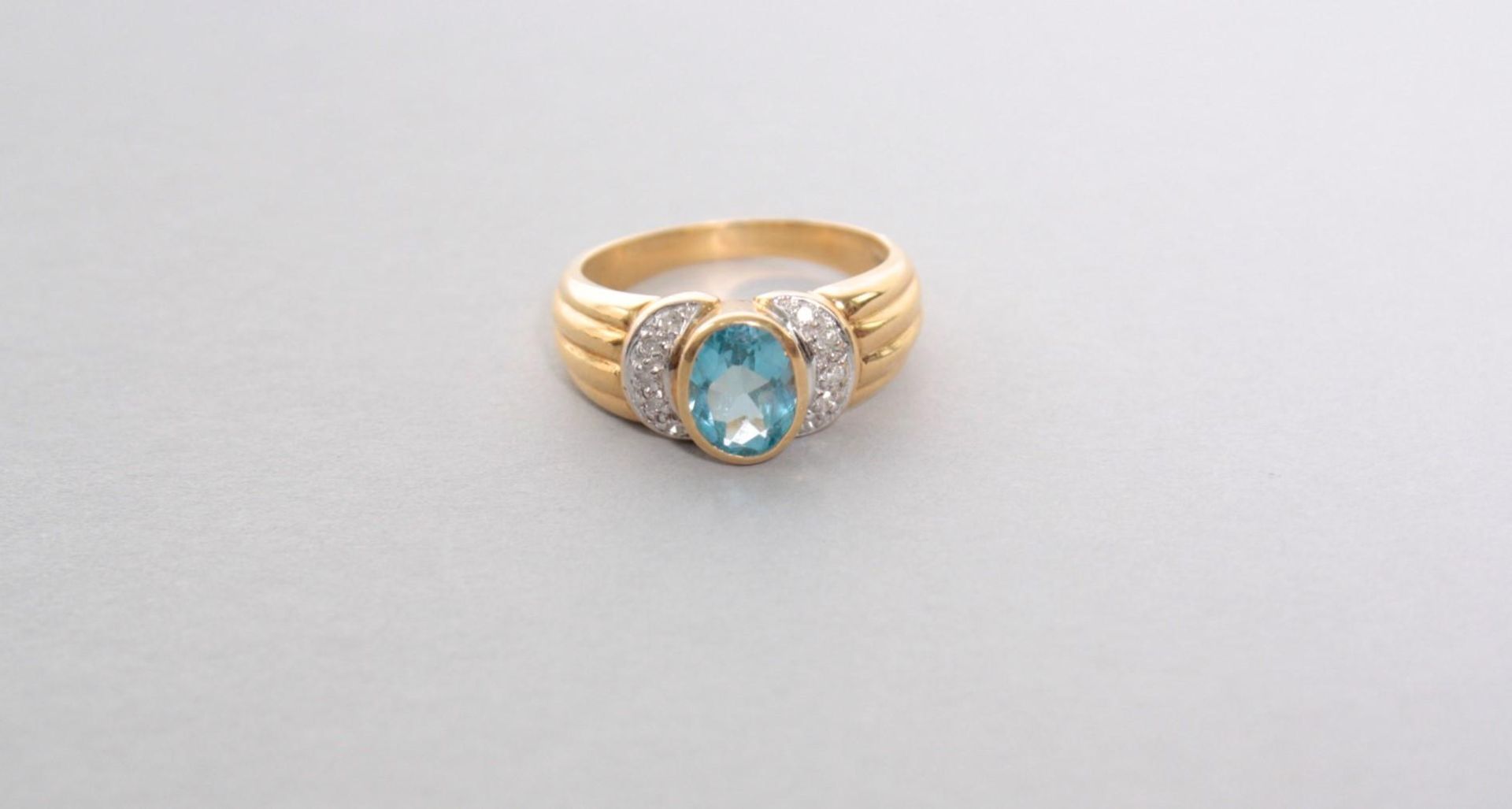 Gelbgoldring mit Blautopas und Diamanten, 18 Karat