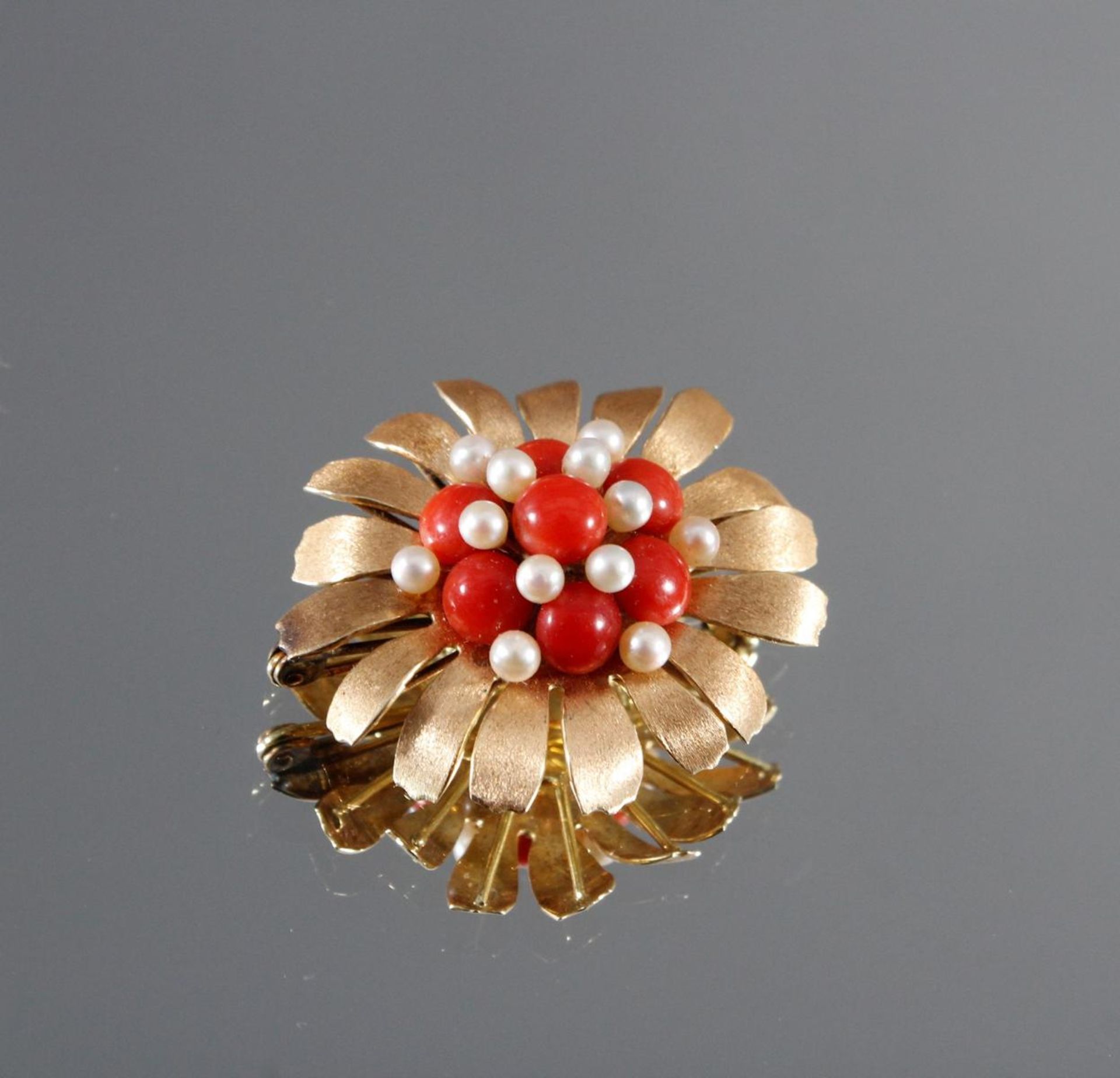 Brosche aus 14 kt Gelbgold mit Perlen und roter Koralle