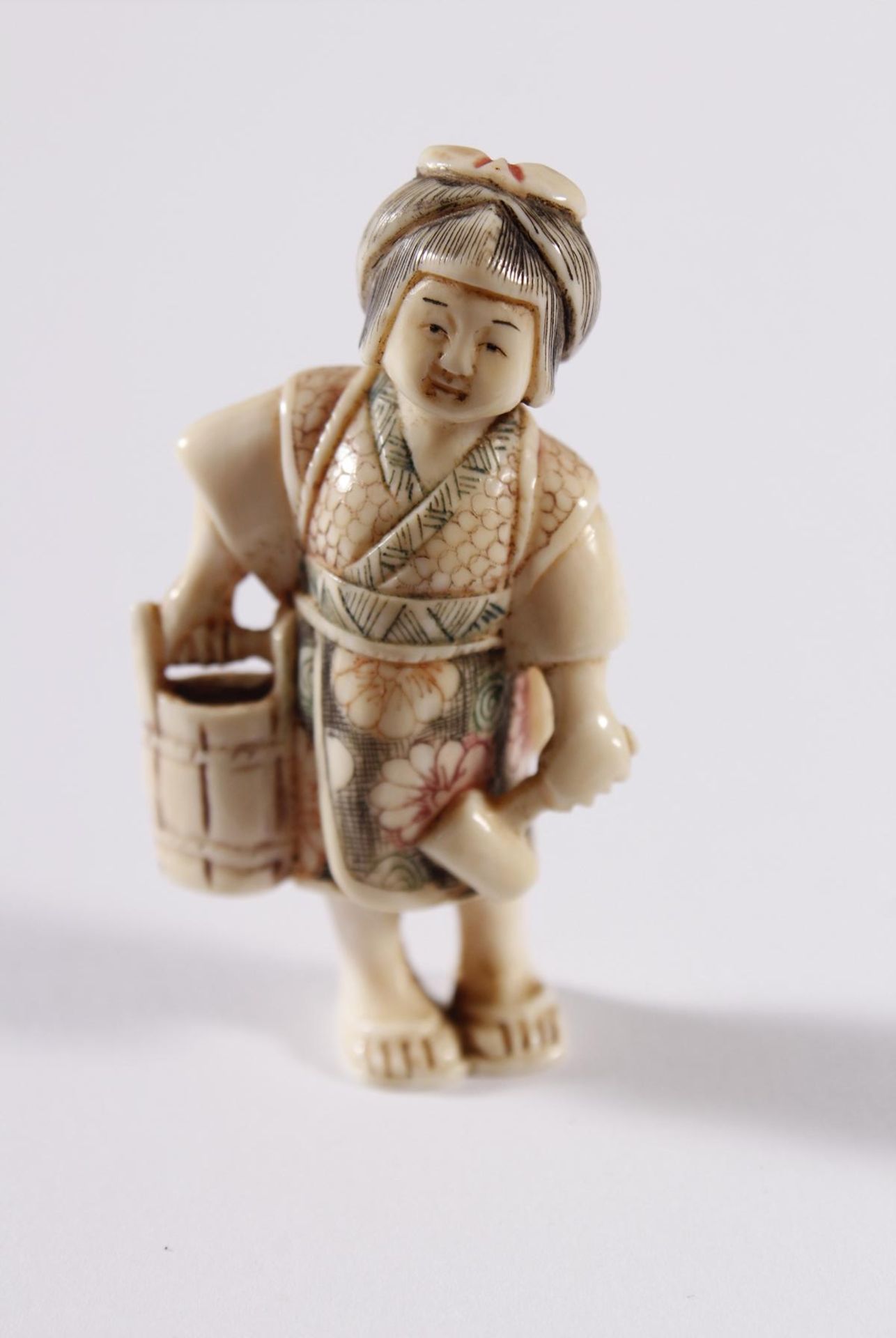 Elfenbein Netsuke, Japan Meiji Periode, Wasserholendes Mädchen - Bild 4 aus 4