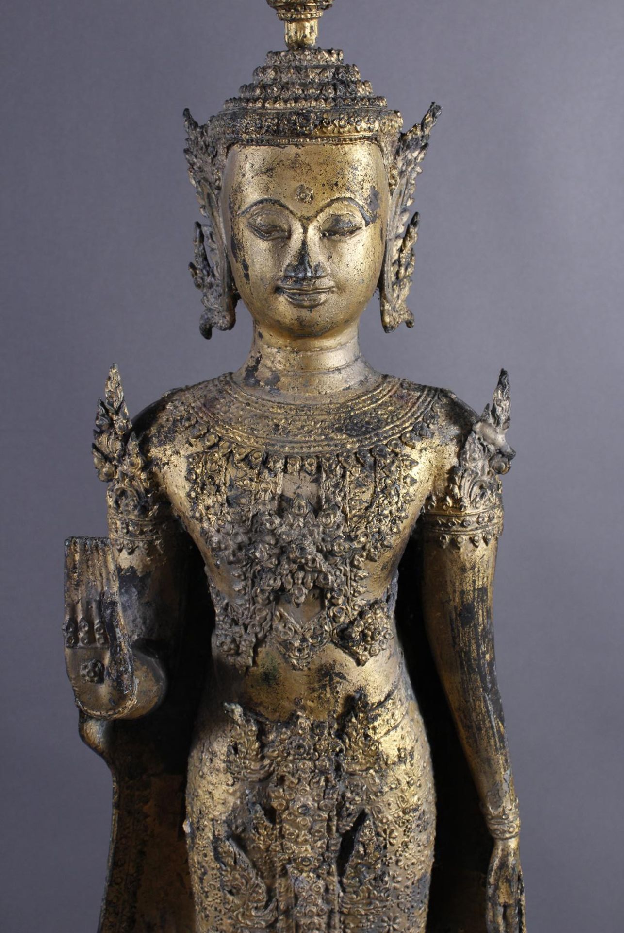 Stehender Buddha auf dreistufigen Sockel, Thailand um 1880 - Bild 2 aus 6