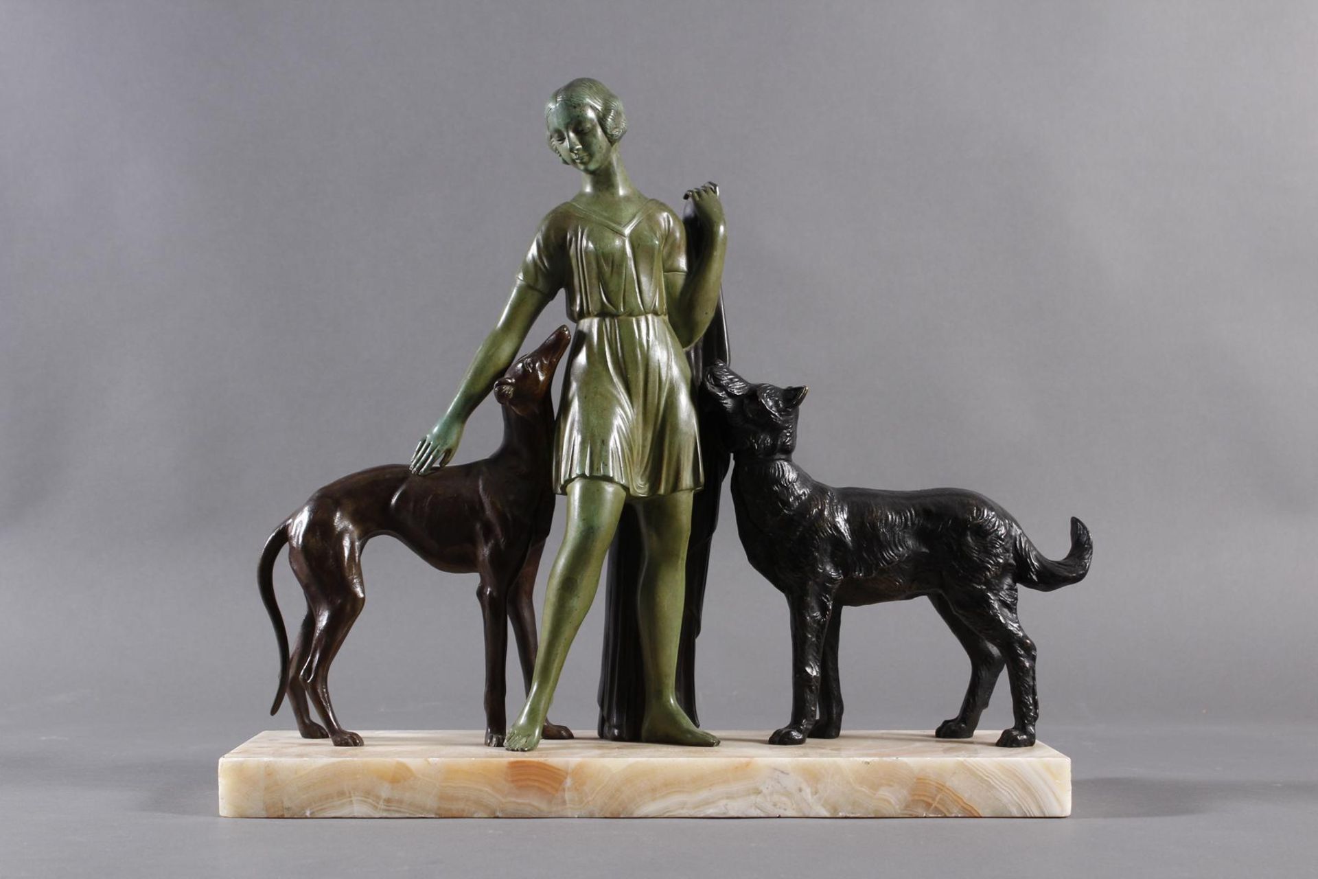 Art Deko Bronzegruppe, Dame mit Hunden um 1920