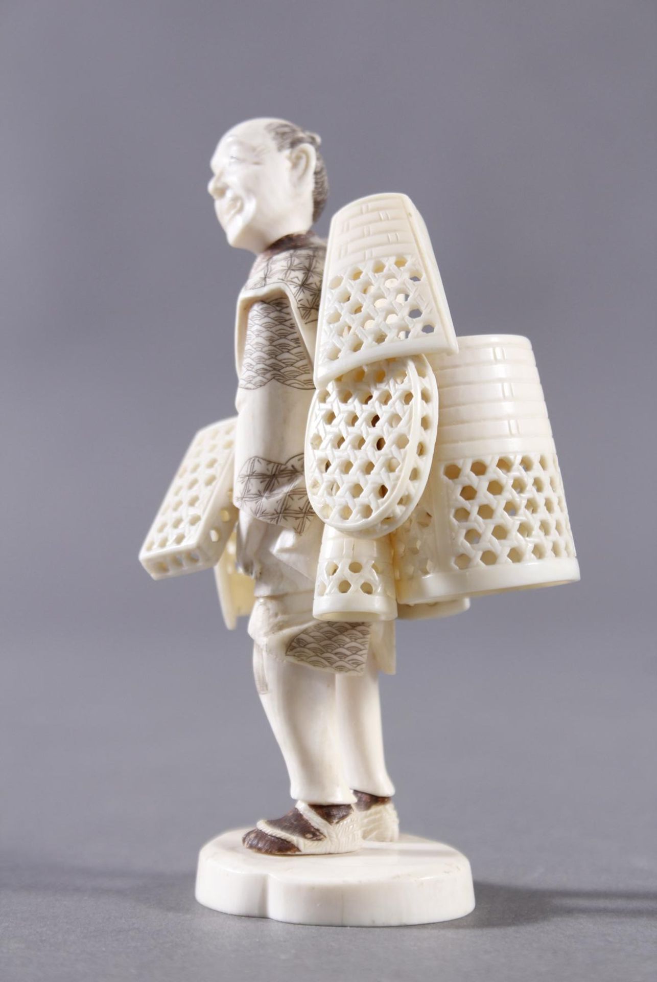 Elfenbeinfigur, Korbverkäufer, Japan, Meiji-Periode - Bild 2 aus 4