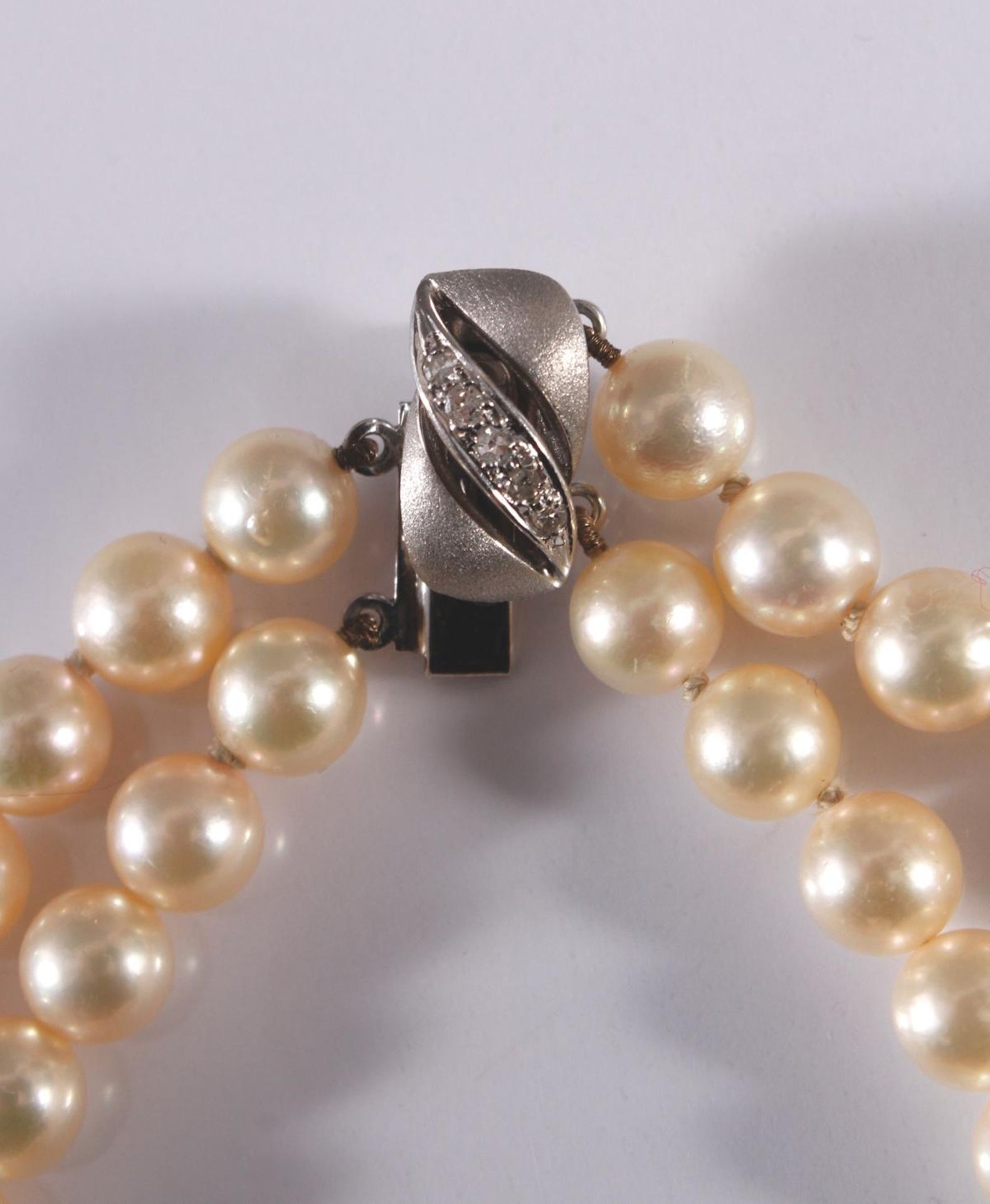 Perlenarmband mit 14 kt Weißgoldschließe und Diamanten - Bild 3 aus 3