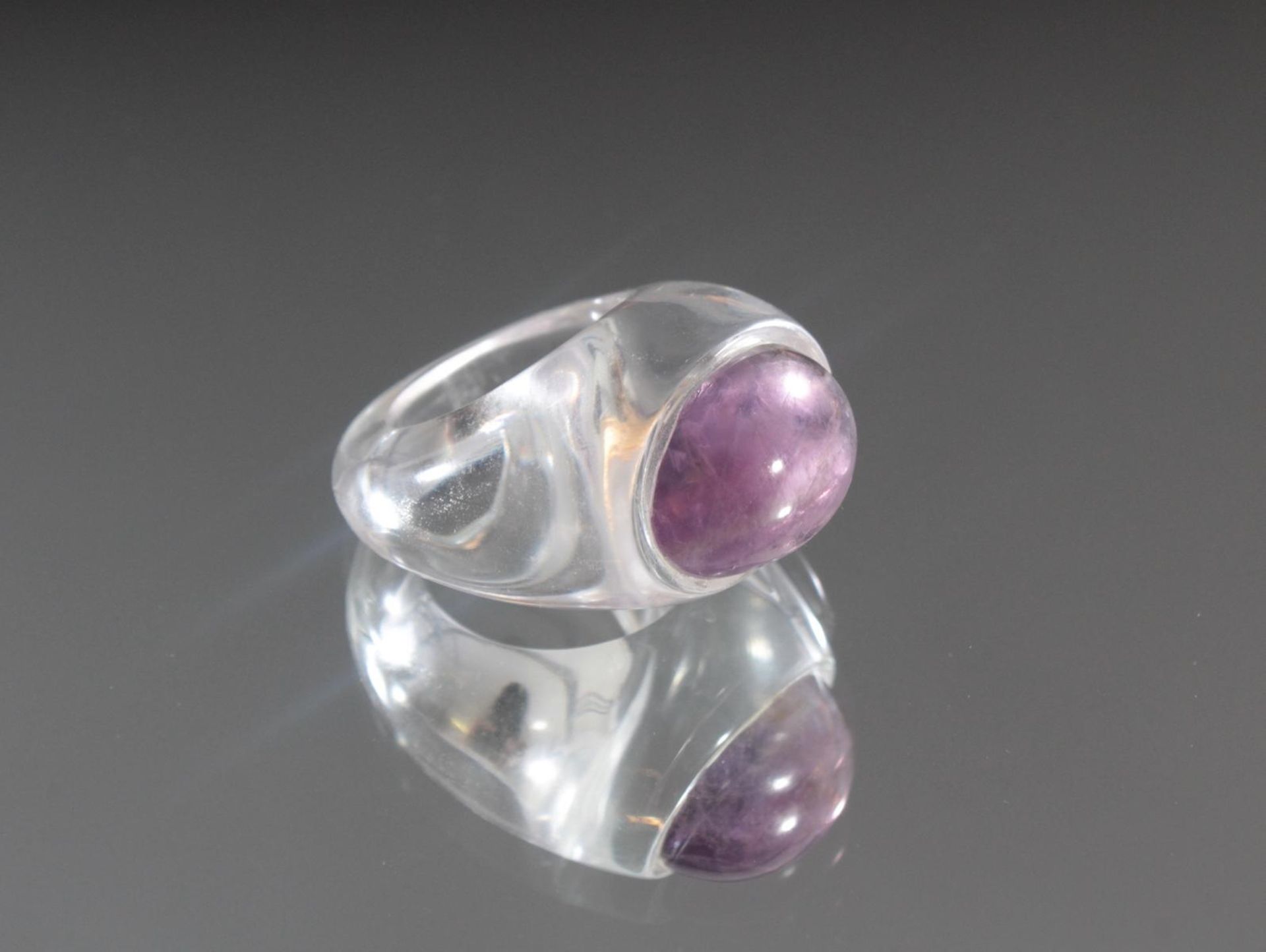 Damenring aus Acryl mit Amethyst-Cabochon