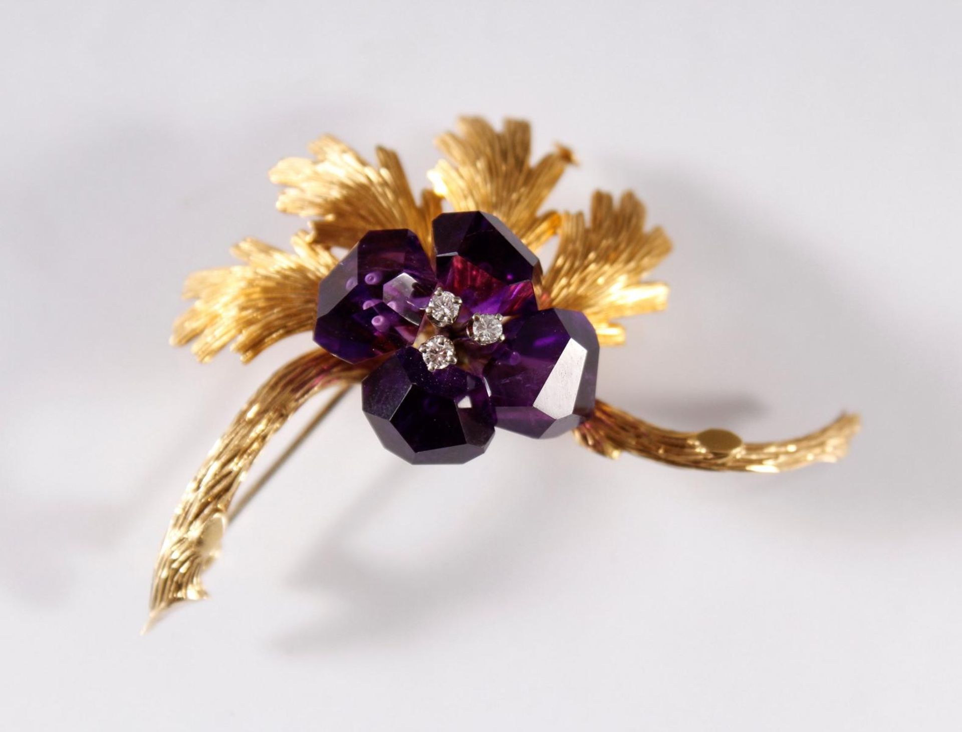 Brosche mit Diamanten und Amethysten, 18 Karat Gelbgold