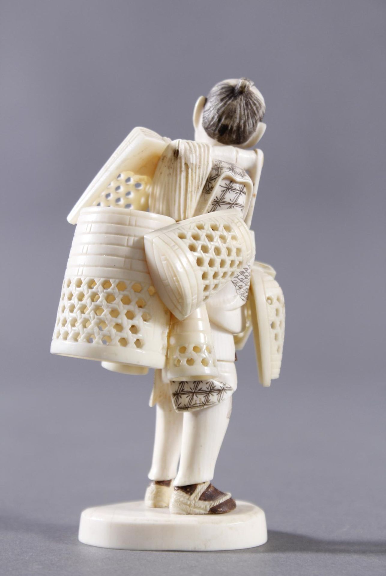Elfenbeinfigur, Korbverkäufer, Japan, Meiji-Periode - Bild 3 aus 4