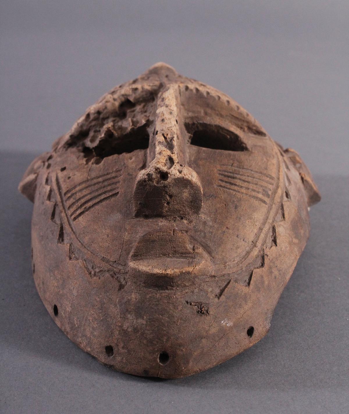 Antike Maske, Senufo, Elfenbeinküste 1. Hälfte 20. Jh.Aus hellem Holz geschnitzt, Narbentatauierung, - Image 5 of 6