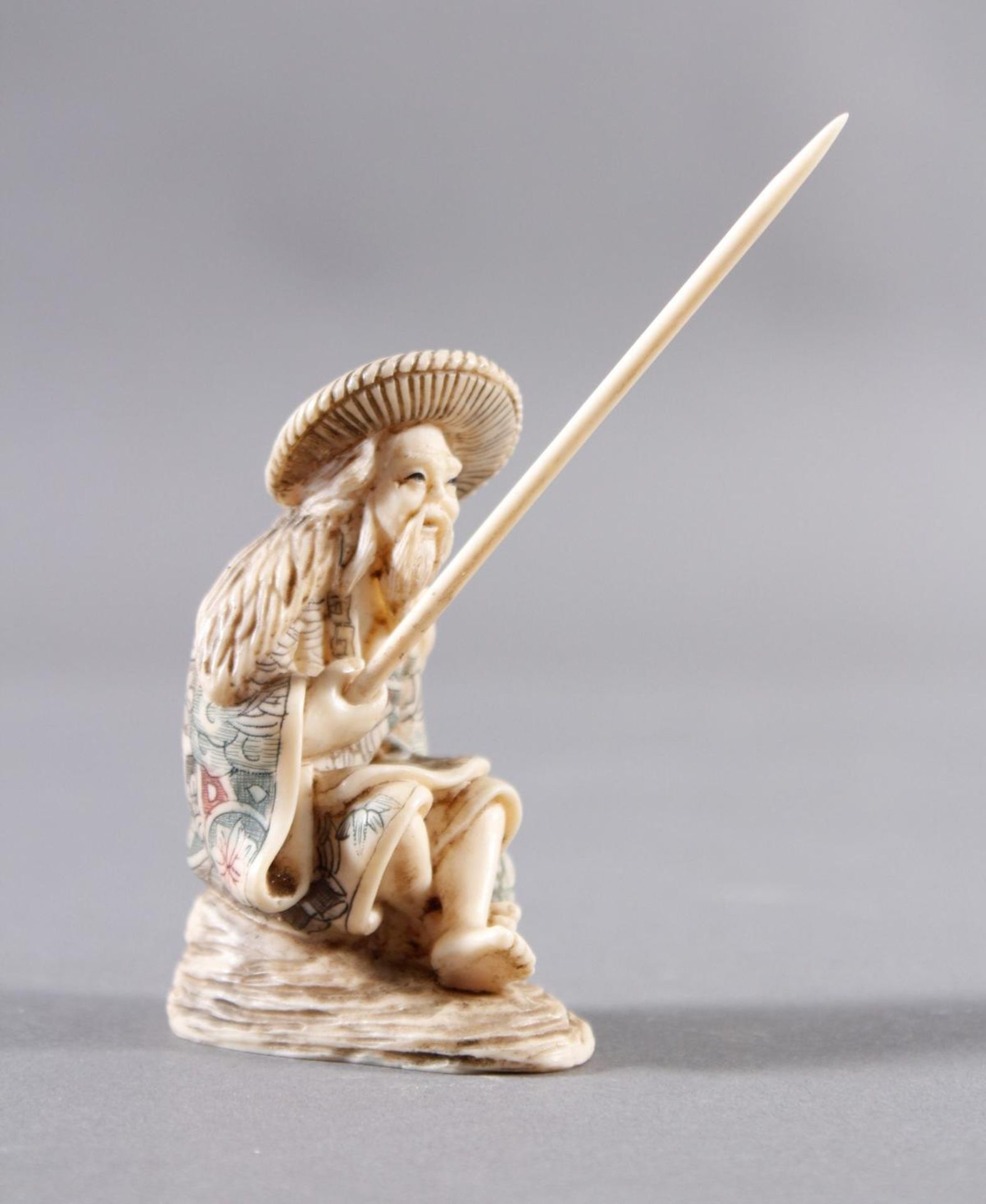 Elfenbein Okimono, Angler, Japan, Meiji-PeriodePolychromes Ritzdekor. Angel eingesteckt. - Bild 2 aus 5