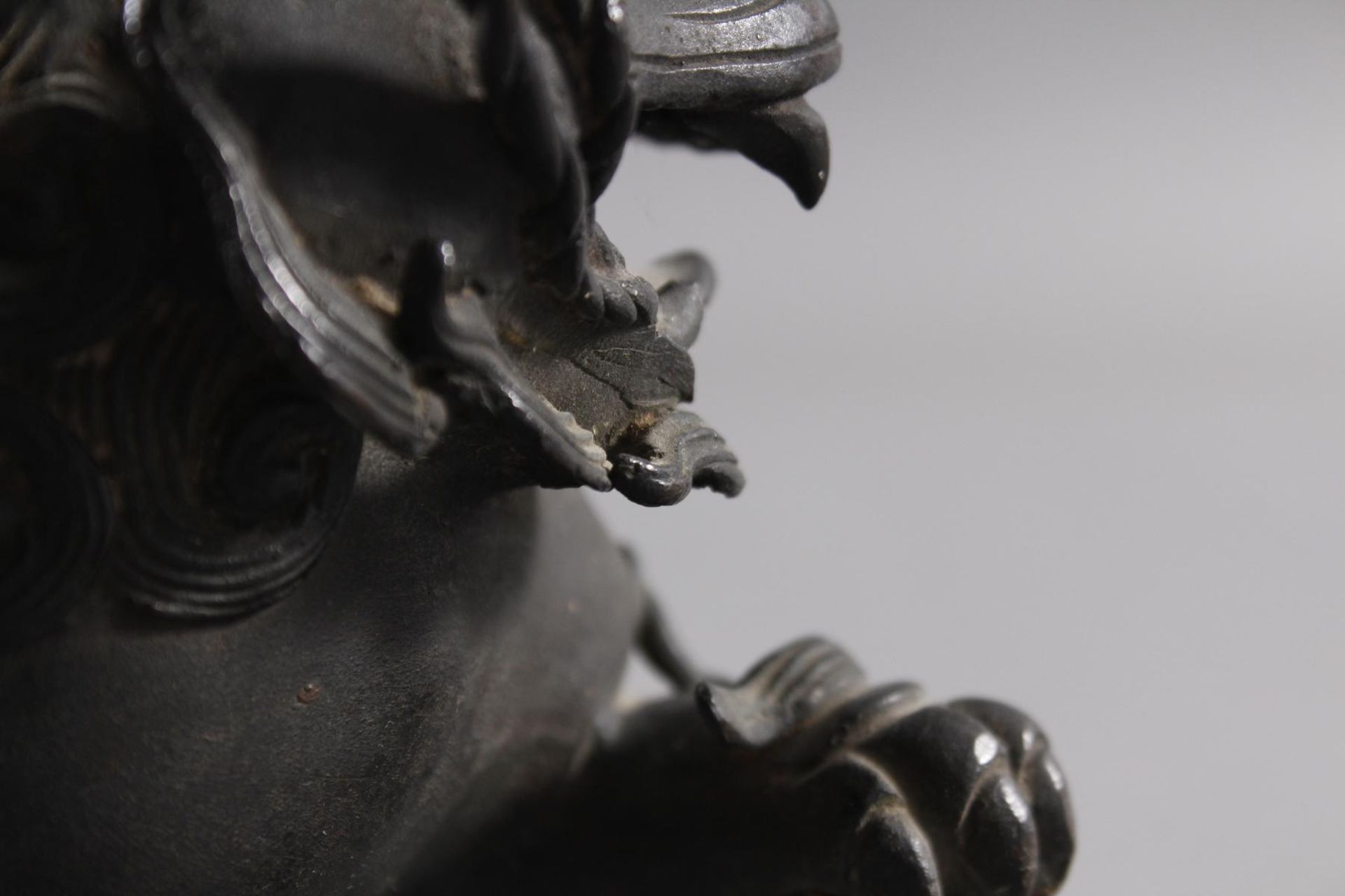 Bronze Fu oder Foo Hund, Japan wohl 20. Jh.Bronze dunkel patiniert, ca. 16,5 x 22 x 15 cm, 2,6 kg. - Bild 9 aus 10