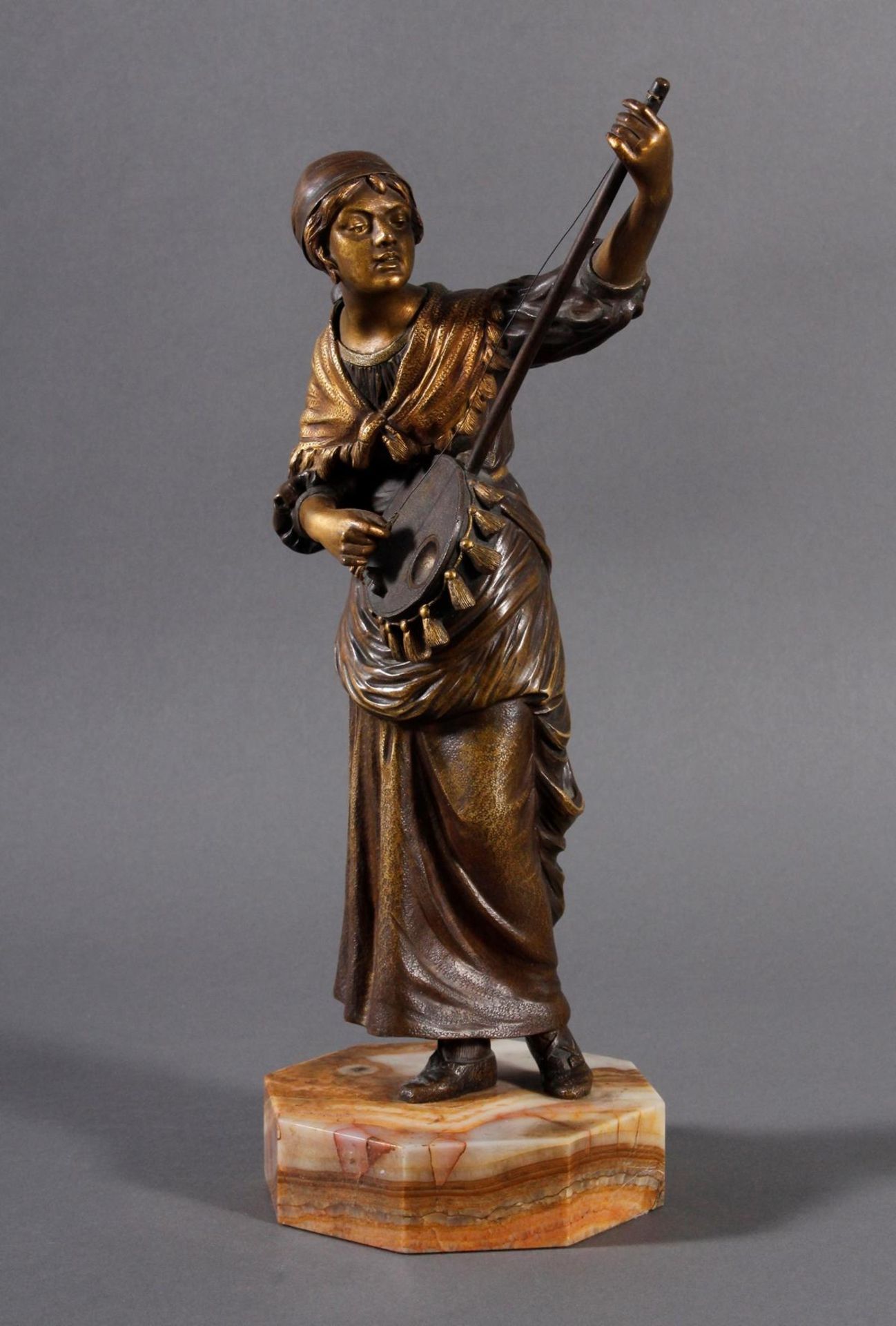 Mandolinenspielerin von Dominic Alonso (1885-1926)Sehr fein gearbeitete Bronze, patiniert und