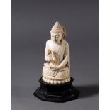 Elfenbein Buddha, Tibet 19. JahrhundertSchöne Alterspatina. Figur auf getreppt, ebonsierten