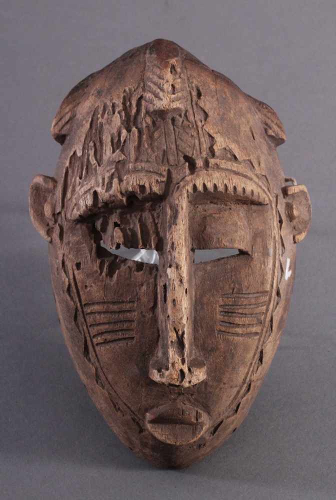 Antike Maske, Senufo, Elfenbeinküste 1. Hälfte 20. Jh.Aus hellem Holz geschnitzt, Narbentatauierung,