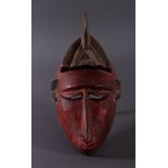 Antike Maske der Baule, Elfenbeinküste 1. Hälfte 20. Jh.Holz geschnitzt, dunkle Patina, partiell rot