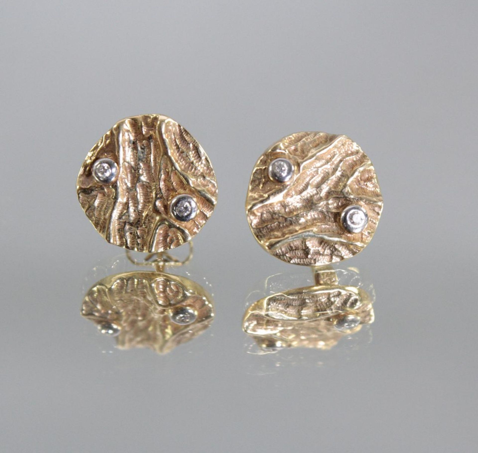 Paar Ohrringe mit Diamanten, 14 Karat Gelbgold4 kleine Diamanten, am Stecker gestempelt 585,