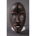 Antike Maske, Dan, Liberia. "Feuermelder", 1. Hälfte 20. Jh.Holz geschnitzt, dunkle Patina,
