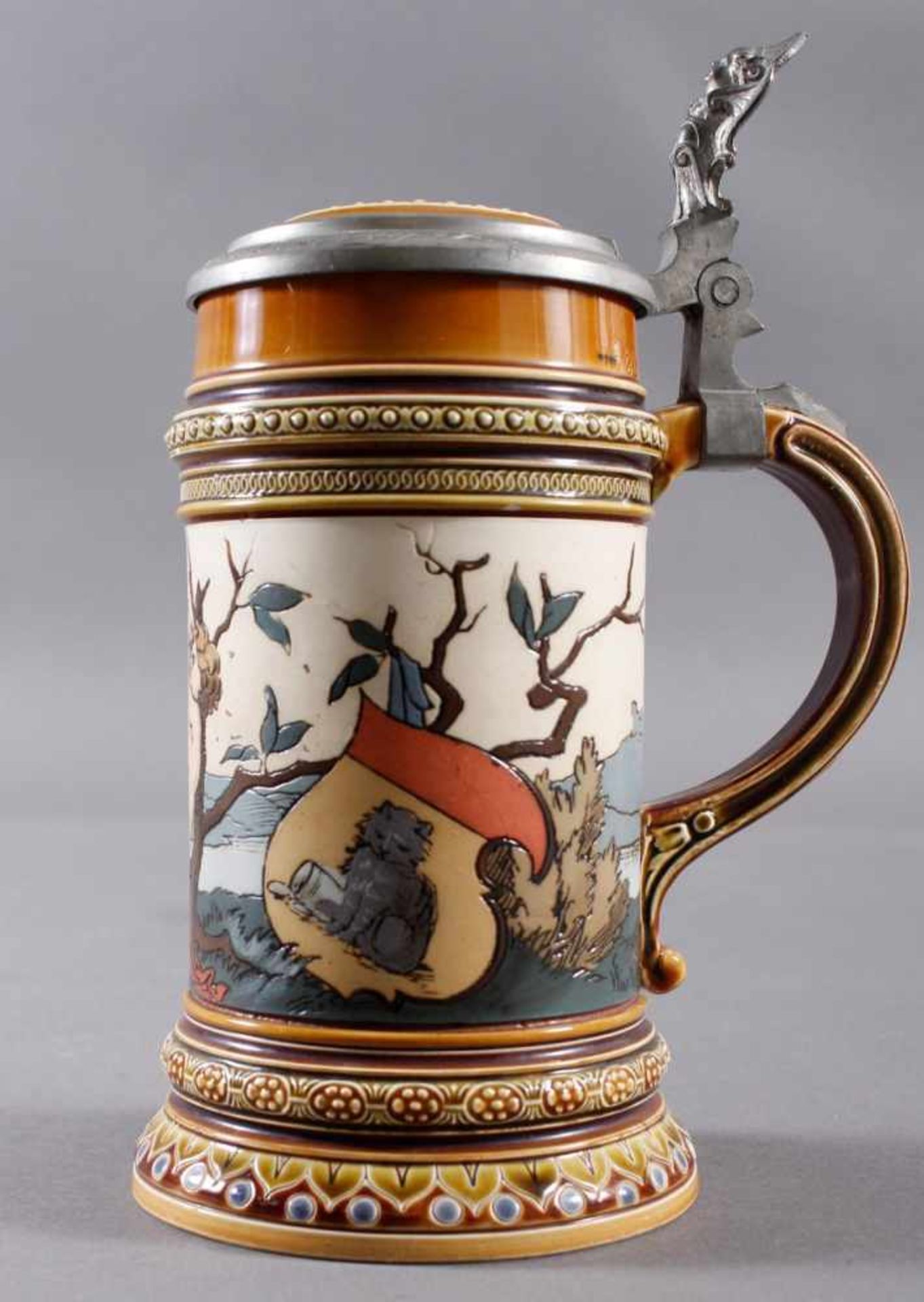 Steinzeug Bierkrug, Mettlach, Entwurf Christian Warth um 1894Polychromes Ritzdekor, Zinndeckel mit - Bild 3 aus 8