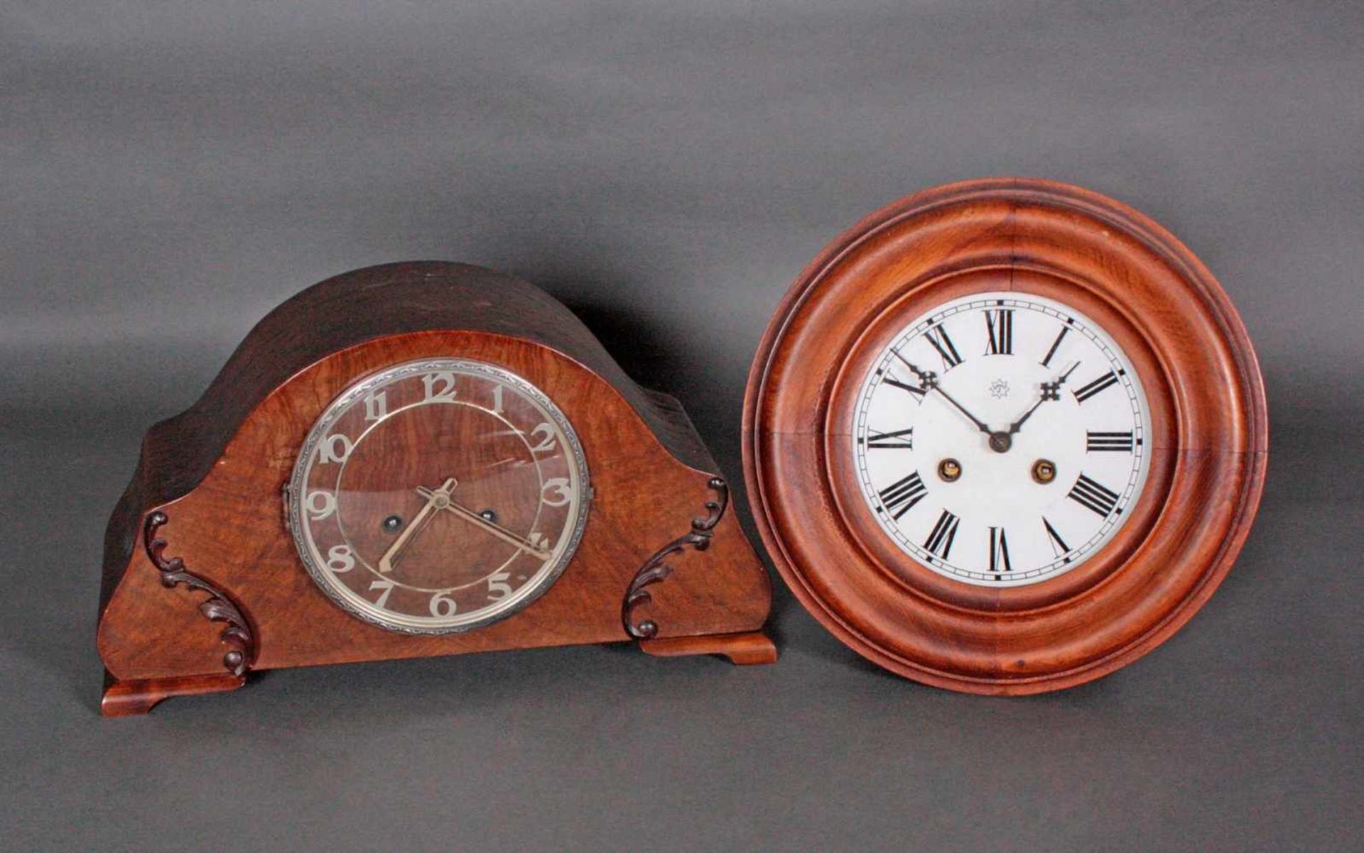 Zwei Uhren. Junghans Wanduhr und Kaminuhr JugendstilJunghans Wanduhr, rundes Holzgehäuse,