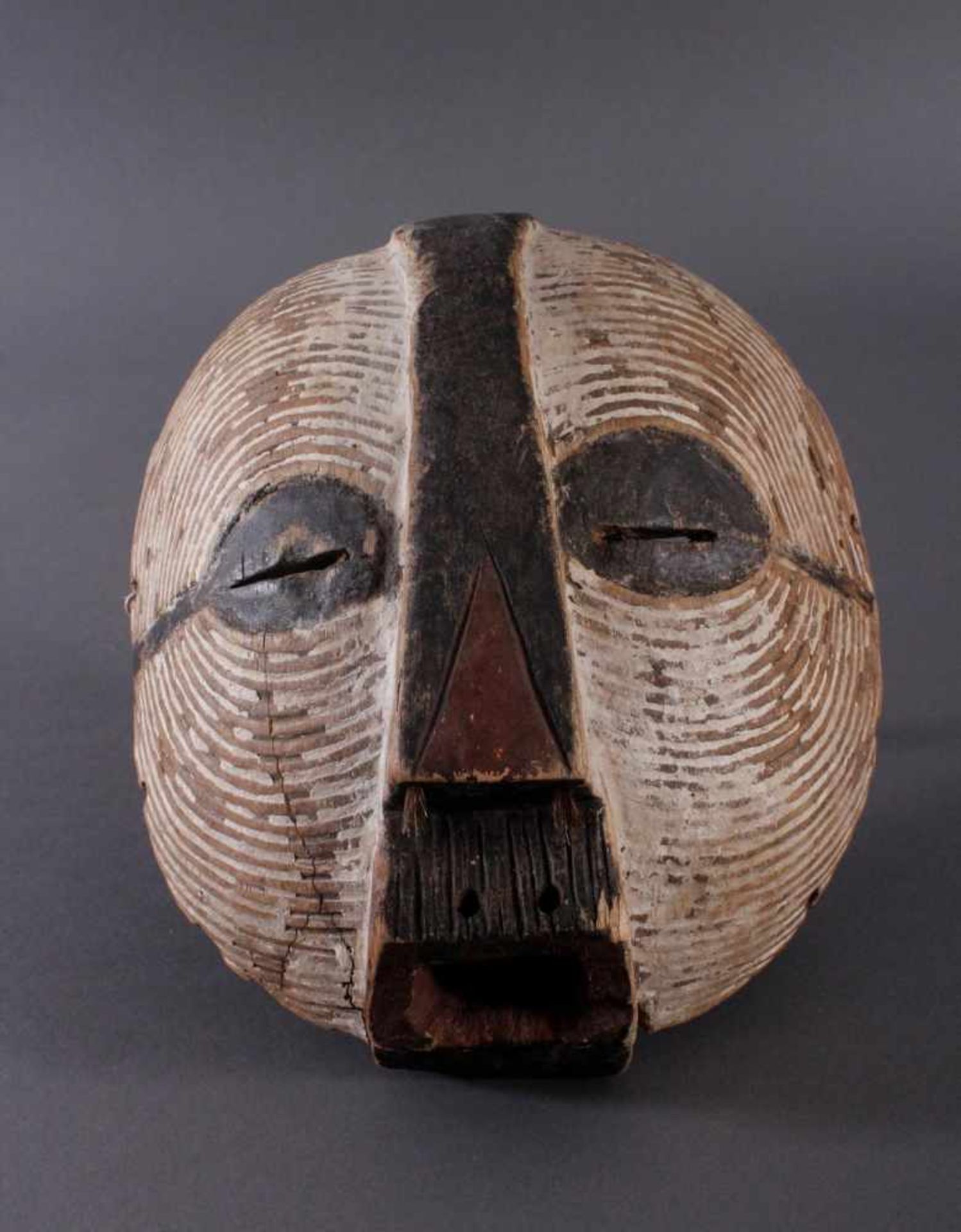 Antike Maske, Luba, KongoHolz geschnitzt, runde "Kifwebe-Maske" der Luba. polychrom gefärbt, mit