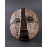 Antike Maske, Luba, KongoHolz geschnitzt, runde "Kifwebe-Maske" der Luba. polychrom gefärbt, mit