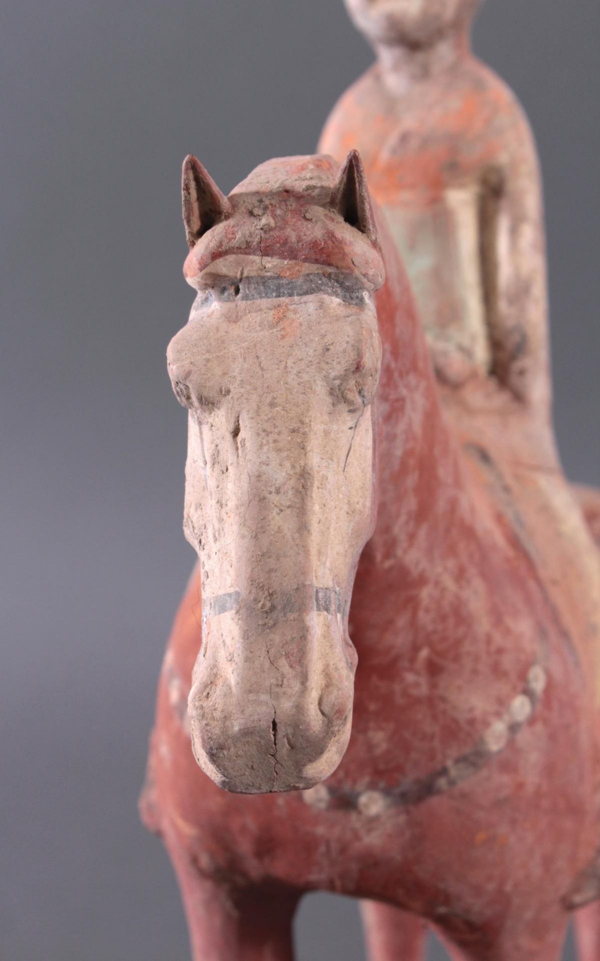 China TANG-Dynastie, Pferd mit Reiter auf SockelDie Figur ist fein bemalt, restauriert.Beigefügt ist - Bild 6 aus 8