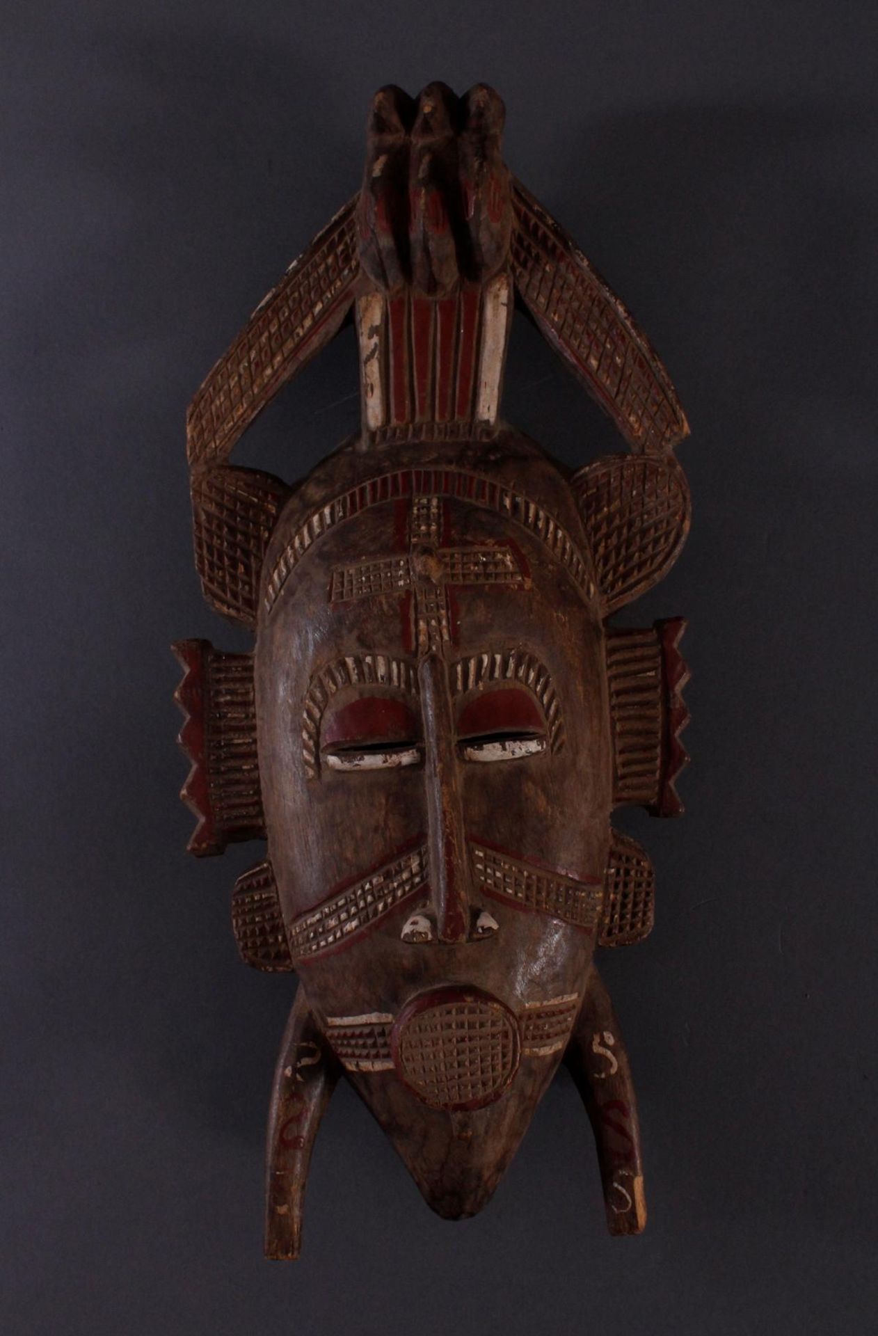 Antike Maske, Senufo, Elfenbeinküste 1. Hälfte 20. Jh.Holz geschnitzt, rotbraune und Weiße Bemalung, - Bild 2 aus 5
