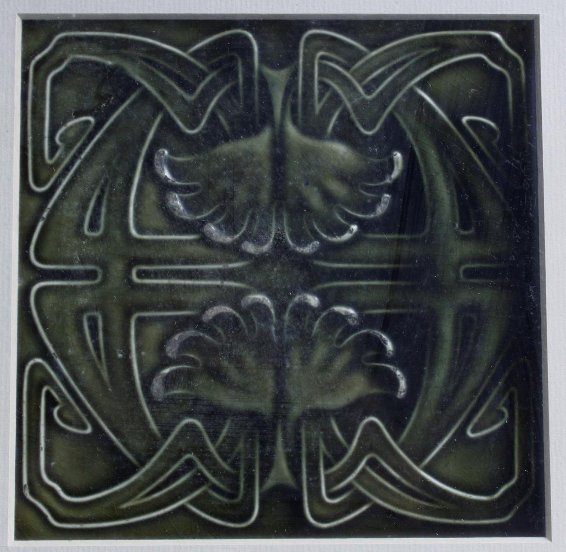 Jugendstilkachel um 1905Dunkelgrün mit stilisierten Ginkoblättern. Hinter Glas im Holzrahmen. - Bild 2 aus 2