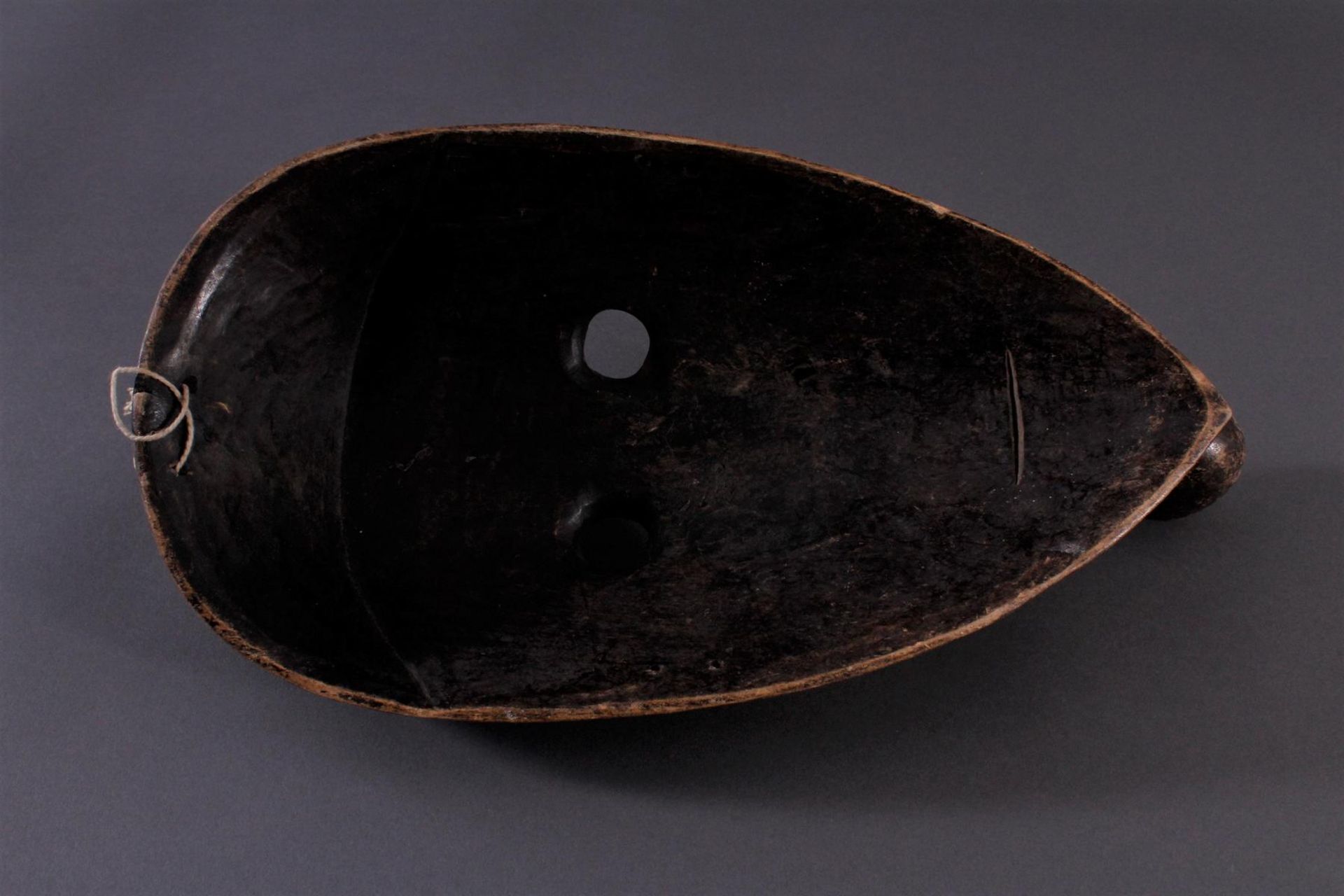 Antike Holzmaske der Dan, 1. Hälfte 20. Jh.Holz geschnitzt, "Pfeifenraucher", dunkle Patina, - Bild 4 aus 4
