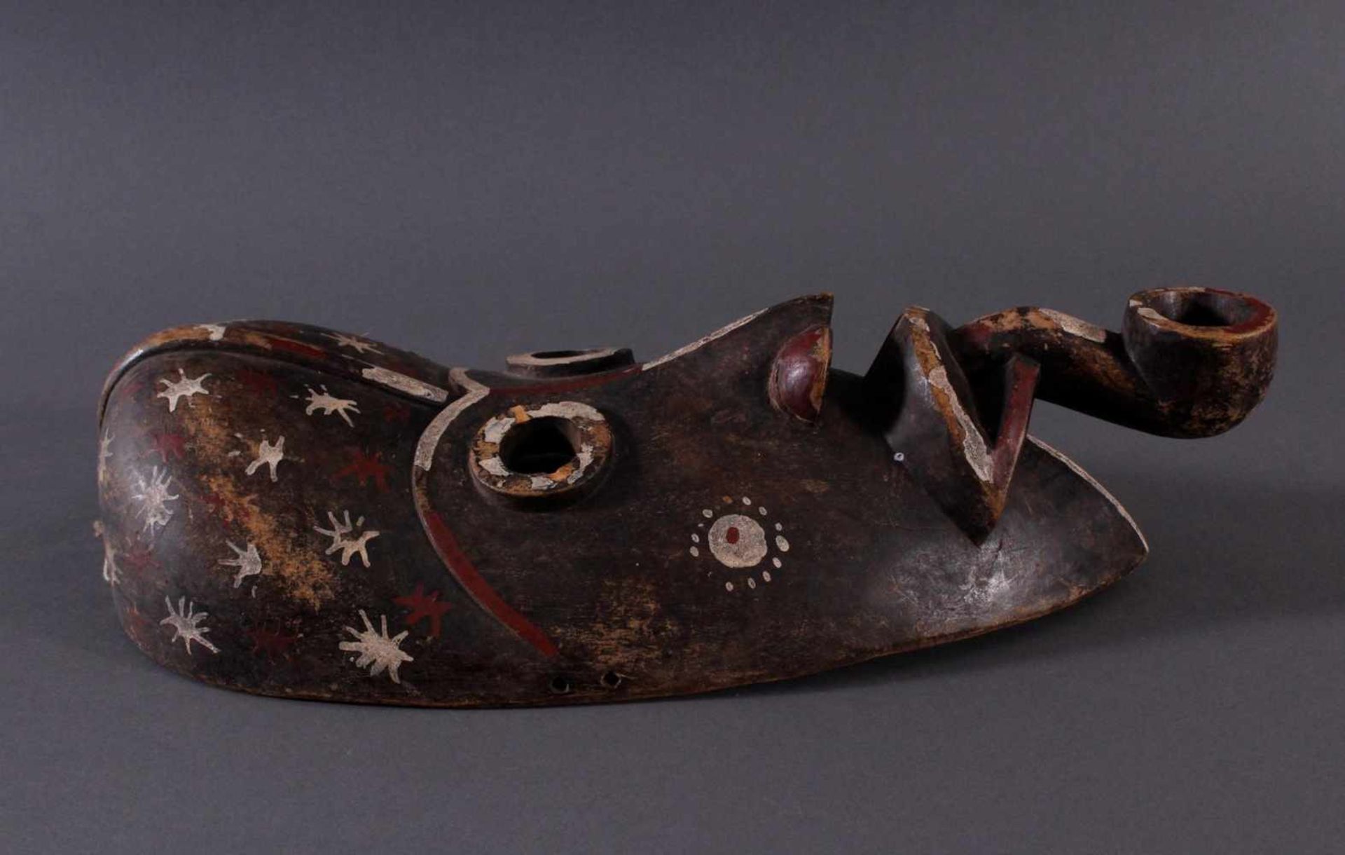 Antike Holzmaske der Dan, 1. Hälfte 20. Jh.Holz geschnitzt, "Pfeifenraucher", dunkle Patina, - Bild 2 aus 4