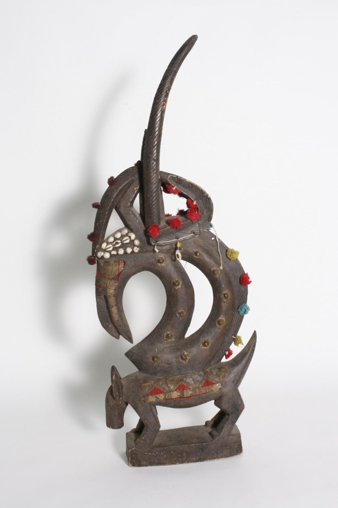 Tanzaufsatz, Tji-Wara, Chiwara, Bambara, Mali, 1. Hälfte 20. Jh.Holzfigur mit Muschel, Metall und