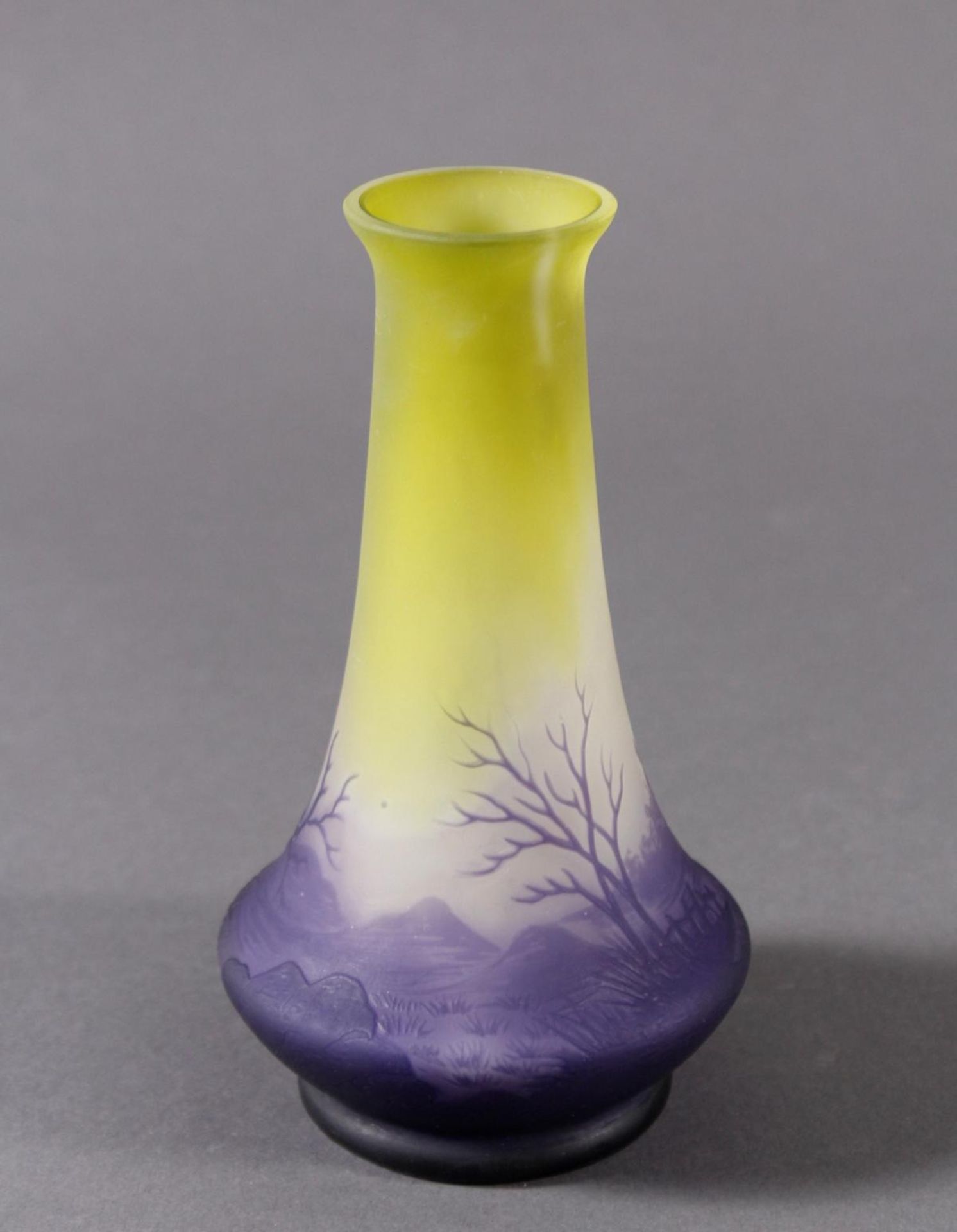 Jugendstil Glas Ziervase "Paysage", Fichèr ,um 1920Zweifach geätztes Überfangglas. Über Stand - Image 2 of 5