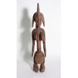 Stehende Frauenfigur, Senufo/Elfenbeinküste, 1. Hälfte 20. Jh.Bräunliches Holz. Stehende Frauenfigur