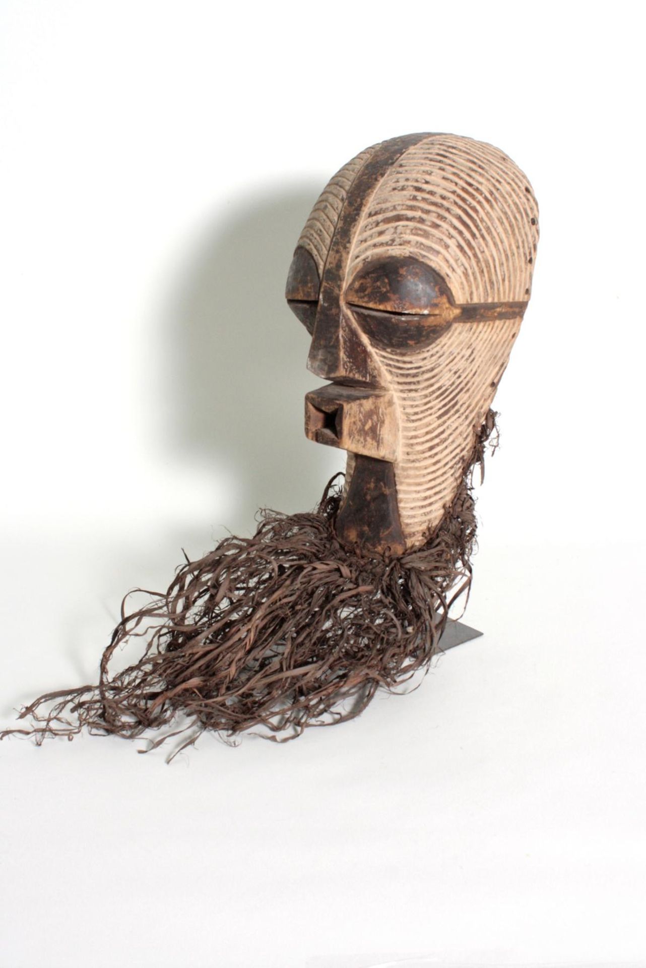 Weibliche Kifwebe-Maske "kikashi", Kongo/Songe, 1. Hälfte 20. JhHolz, weißes und schwarzes - Bild 3 aus 5