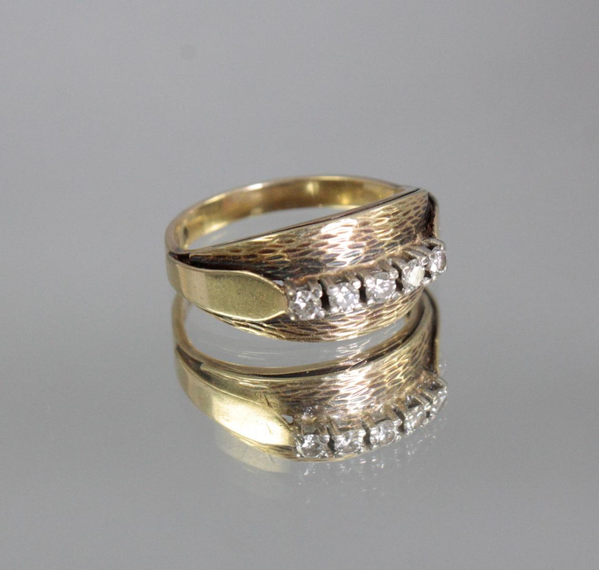 Damenring mit Diamanten, 14 Karat Gelbgold5 Diamanten von jeweils ca. 0,04 Karat, Ringgröße 57, 4,