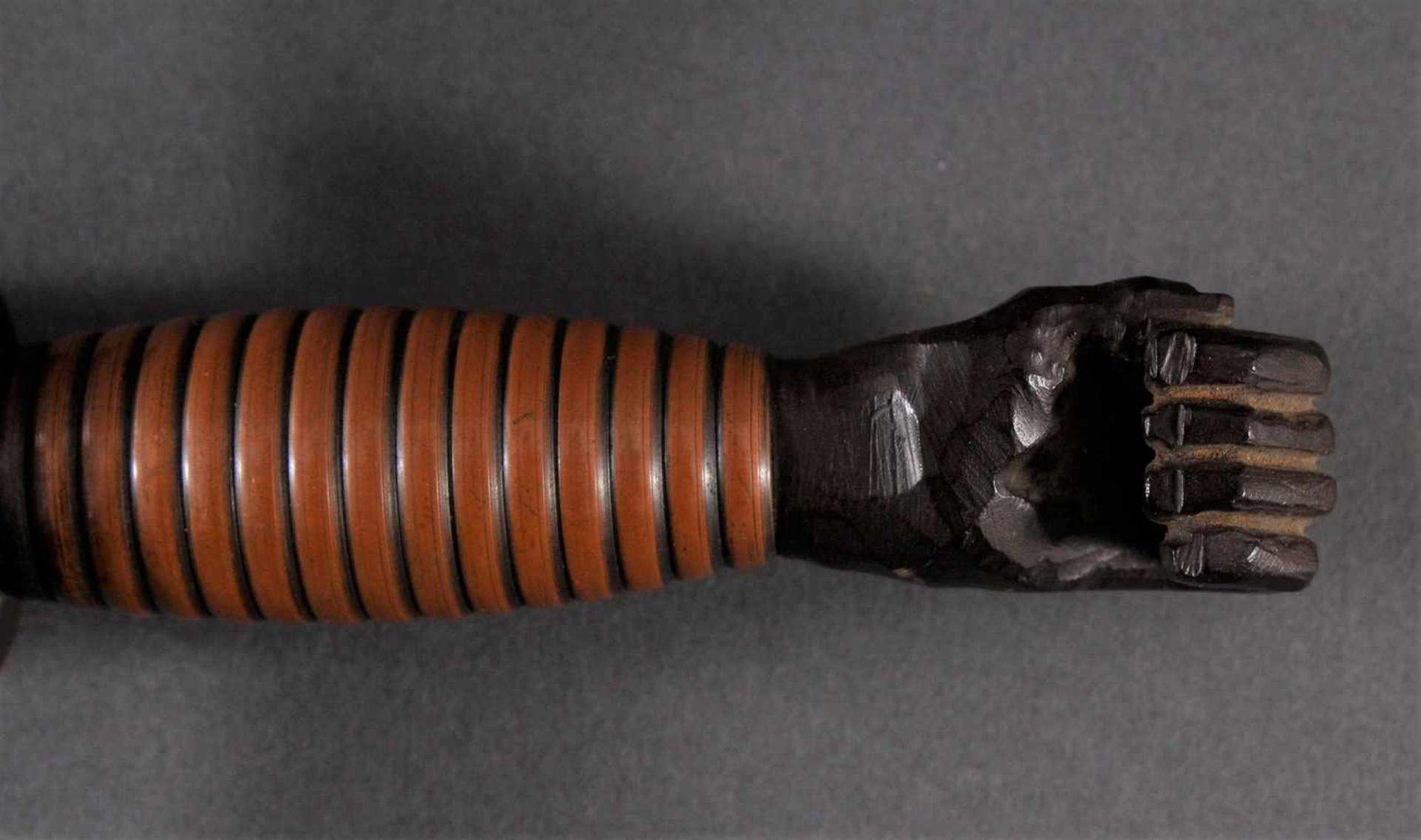 KupferdolchDolch mit Parierstange und schwarzer Hand am Ende des Griffstücks. Gesamtlänge ca. 47 cm, - Bild 2 aus 3