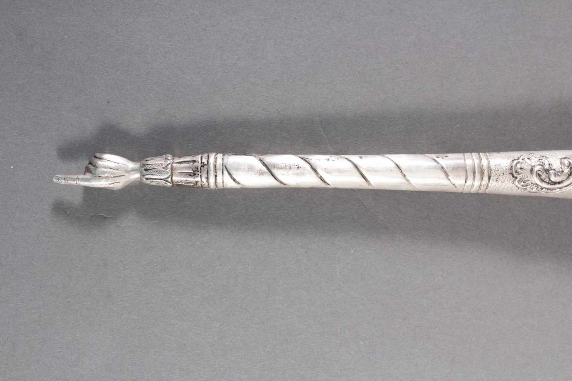 Judaica ,Tora Zeigestab um 1900Mit Rocallien verziert , Silber geprüft (ungemarkt). Länge ca. 35 - Bild 3 aus 6