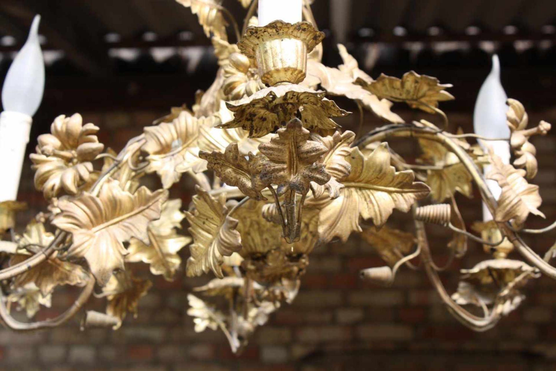 Hängelampe im Florentiner-StilDekorative Lampe aus vergoldetem Metallblech, sechs Brennstellen. Höhe - Bild 3 aus 3