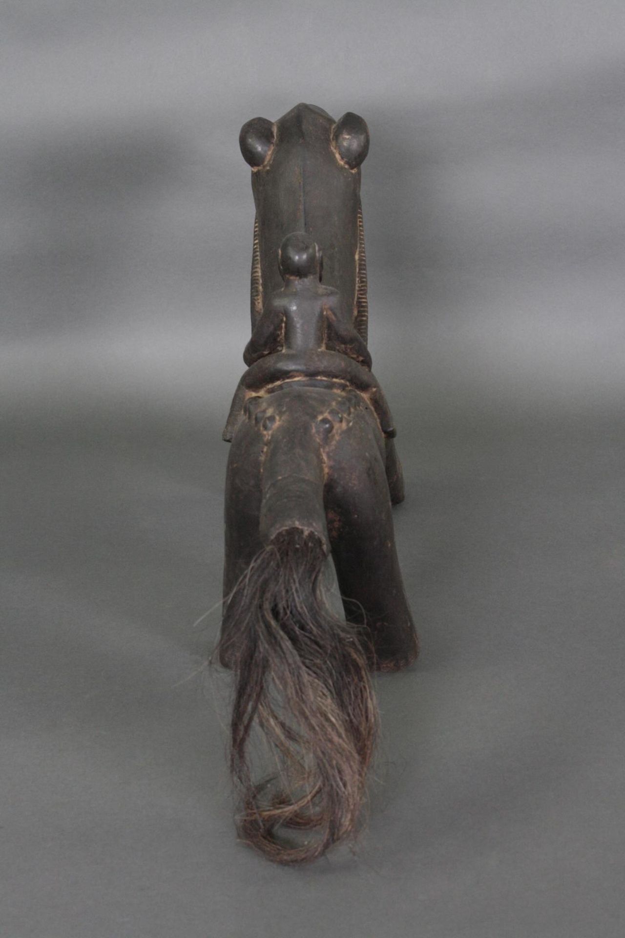 Geschnitzter Tierfigur, wohl Dogon, Mali, 1. Hälfe 20. Jh.Holz, matte dunkler krustige Patina, - Bild 5 aus 5