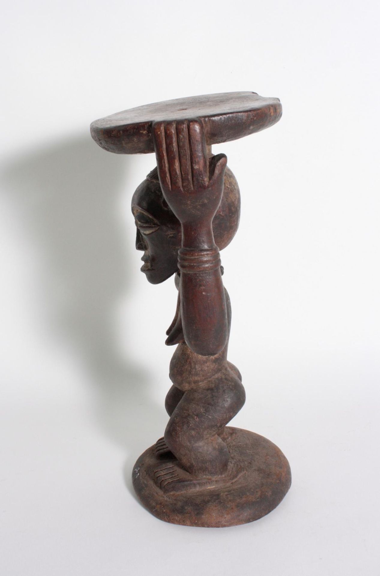 Karyatiden-Hocker, DR Kongo, 1. Hälfte 20. Jh.0Hocker mit weiblicher Trägerfigur, Glasperlen, - Bild 3 aus 6