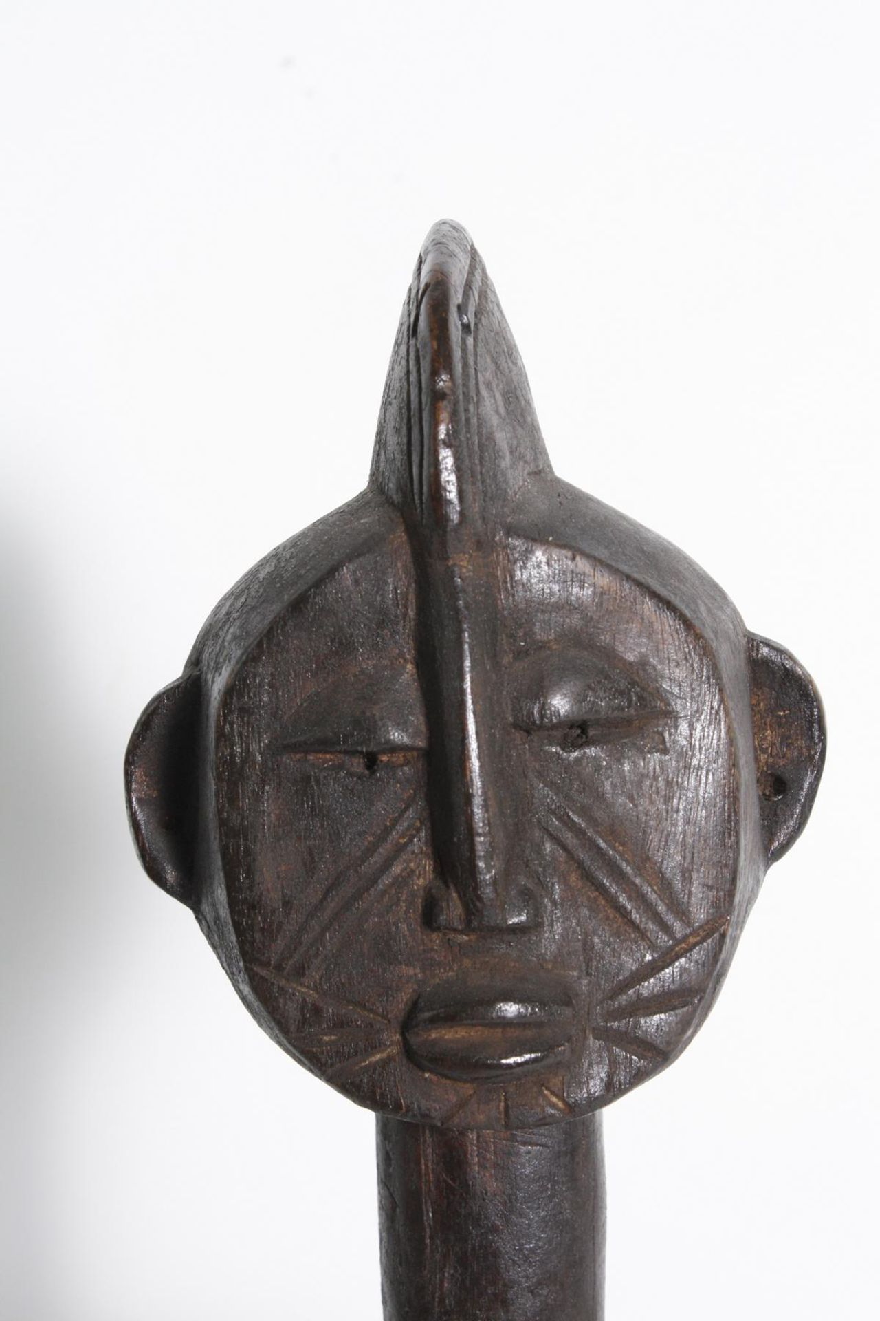 Sitzende weibliche Figur, Bambara, Mali, 1. Hälfte 20. Jh.Holz, geschnitzt. Dunkler krustiger - Bild 2 aus 6