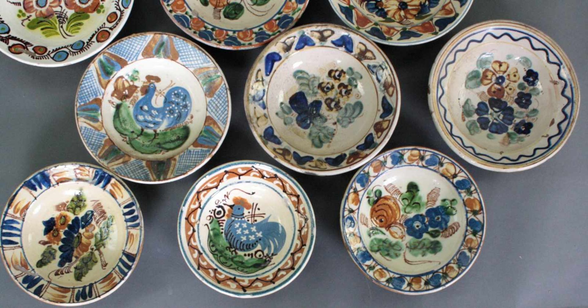 13 antike Keramik WandtellerKeramik, verschiedenen tiefe Teller mit Blumen und Hahn-Motiven - Image 3 of 4