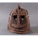 Antike Helmmaske der Dogon, Mali, 2. Hälfte 20. Jh.Aus Vollholz geschnitzt, ca. 29 x 25 x 24 cm, 2,5