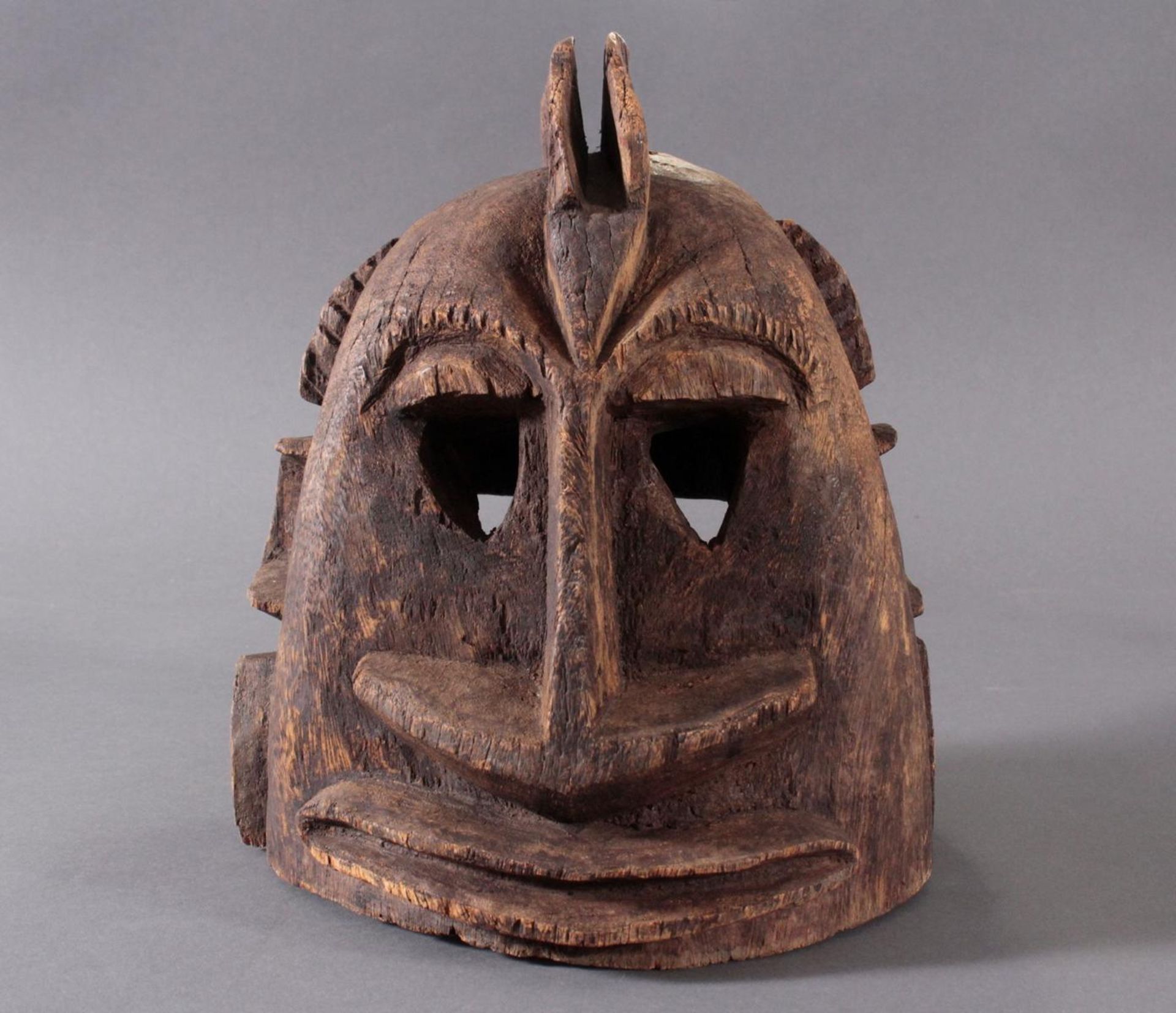 Antike Helmmaske der Dogon, Mali, 2. Hälfte 20. Jh.Aus Vollholz geschnitzt, ca. 29 x 25 x 24 cm, 2,5