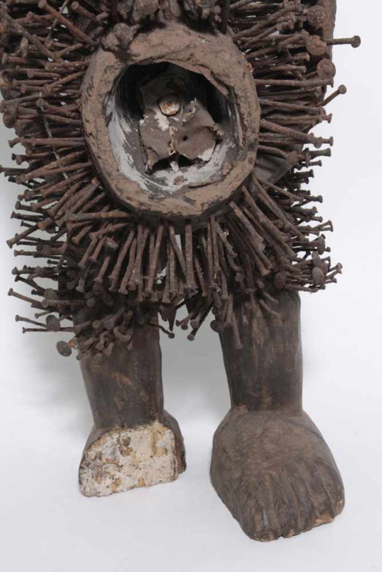 Doppelkopf-Nagelfetisch-Ritual Figur. Kongo-Yombe, Nkisi Nkondi, 1. Hälfte 20. Jh.Holz, Metallblech, - Bild 3 aus 9