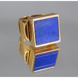 Herrenring mit Lapislazuli, 18 Karat GelbgoldGestempelt 750, Ringgröße 63. ca. 25,6 g.