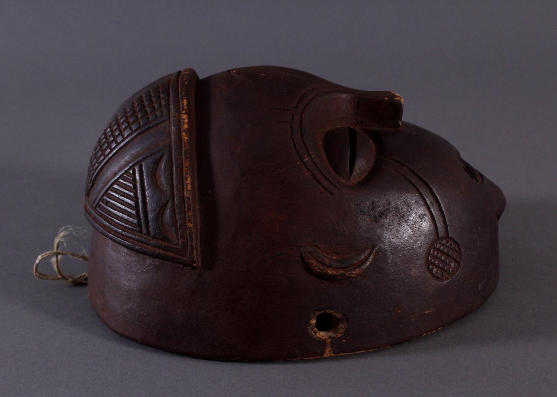 Antike Maske, Mbunda, Sambia 1. Hälfte 20. Jh.Holz geschnitzt, braune Patina, ovale Form, - Image 2 of 6