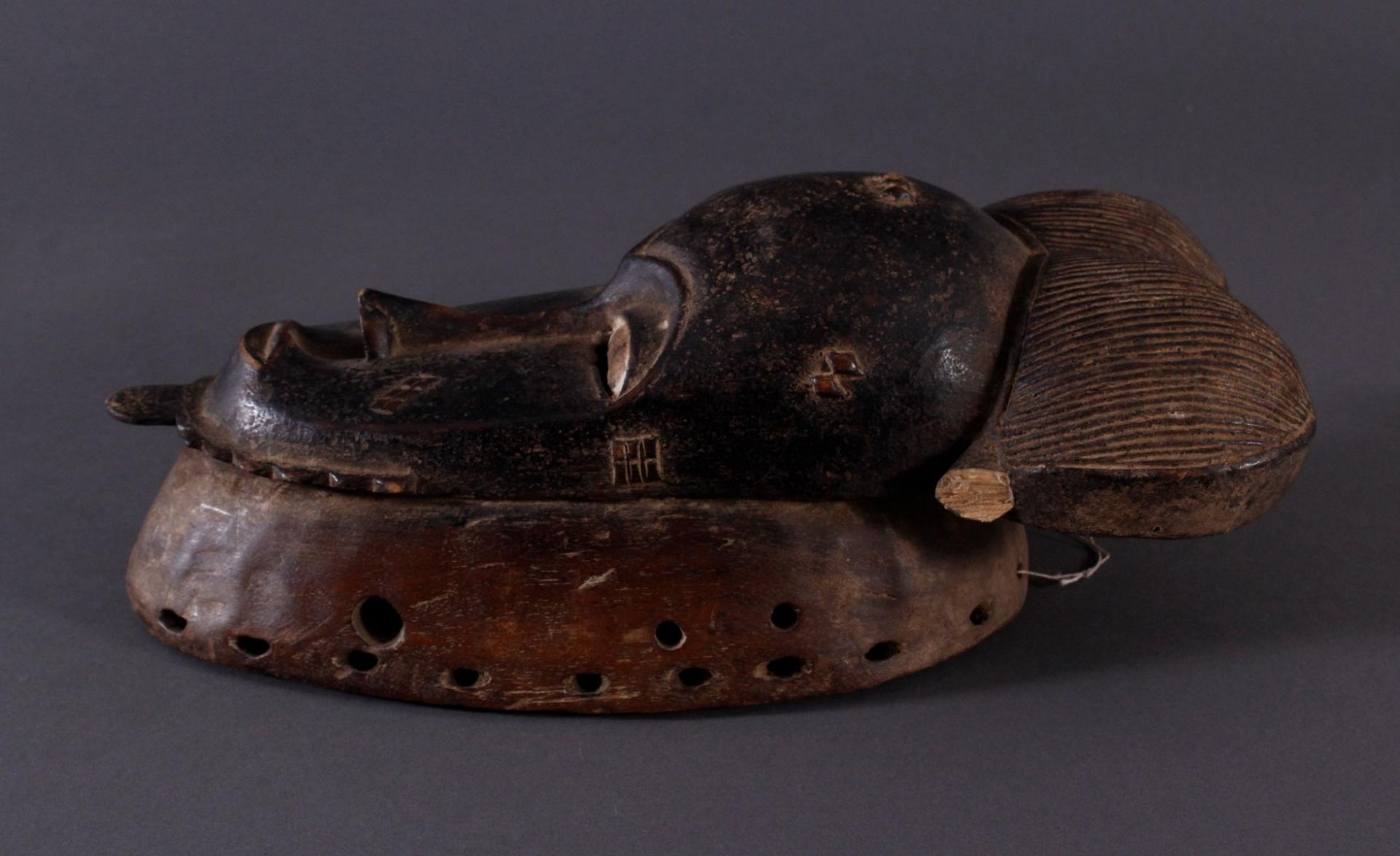Antike Maske, Baule, Elfenbeinküste 1. Hälfte 20. Jh.Holz geschnitzt, dunkle Patina, Haar-Spitze - Bild 3 aus 4