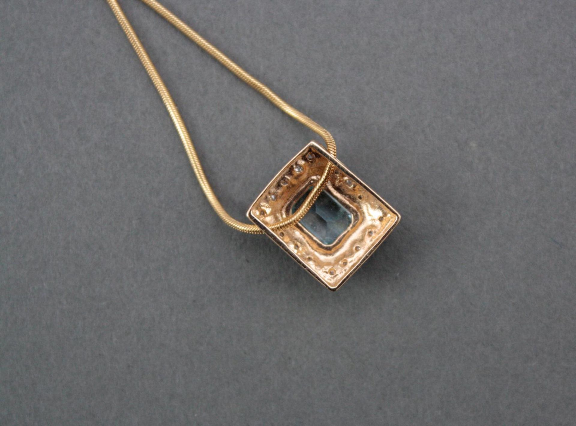 Halskette mit Topasanhänger, 14 Karat GelbgoldRechteckiger Anhänger ca. 1,3 x 1,15 cm mit - Bild 3 aus 3