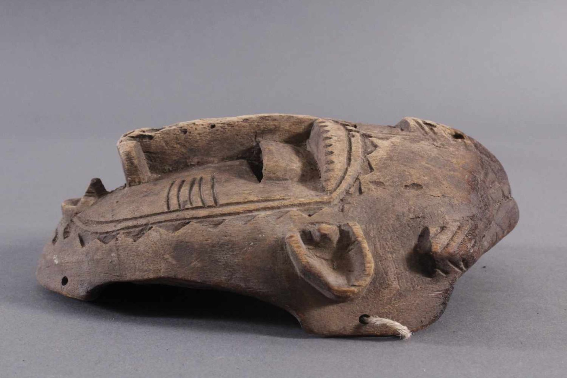 Antike Maske, Senufo, Elfenbeinküste 1. Hälfte 20. Jh.Aus hellem Holz geschnitzt, Narbentatauierung, - Image 3 of 6