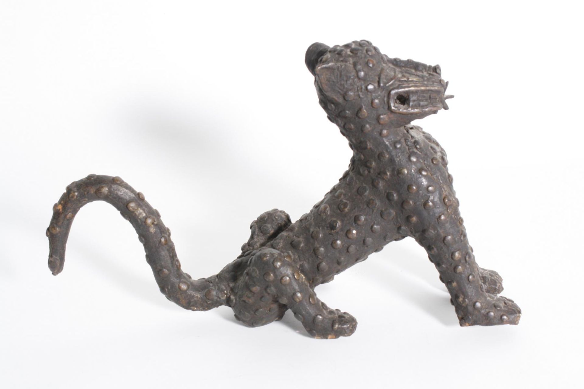 Bronze-Leopard, Benin, Nigeria, 1. Hälfte 20. Jh.Sitzendes Tier mit punktierter Musterung auf der - Bild 4 aus 5