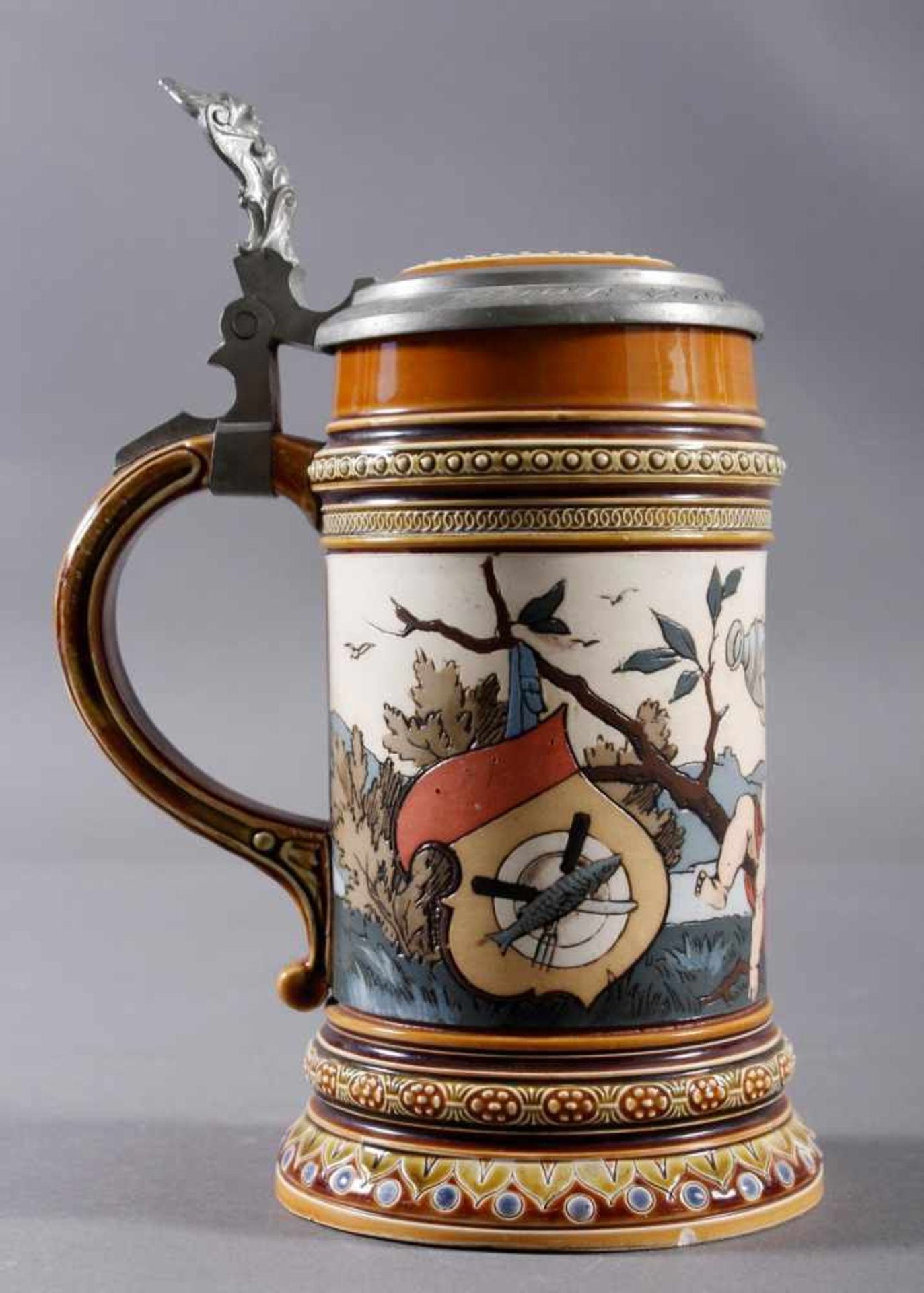 Steinzeug Bierkrug, Mettlach, Entwurf Christian Warth um 1894Polychromes Ritzdekor, Zinndeckel mit - Bild 2 aus 8